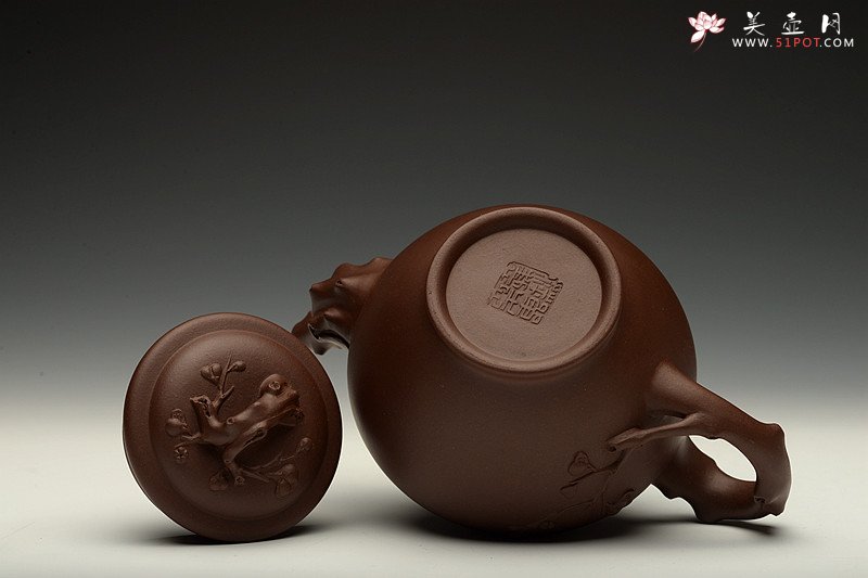 紫砂壶图片：经典传统 梅报春 气宇轩昂 贴叶精彩 - 宜兴紫砂壶网