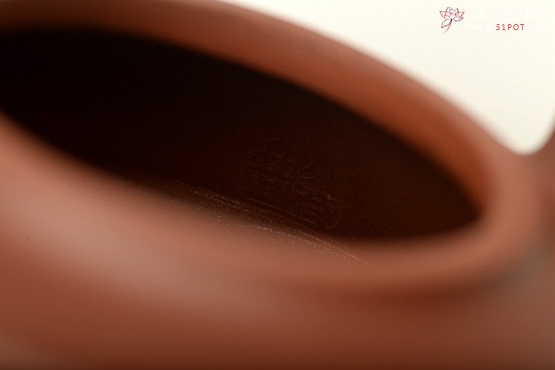 紫砂壶图片：潘小东甲午年新作 潜力派 全手玉带提梁 智行方圆 颇有难度 - 宜兴紫砂壶网