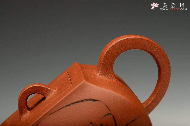 紫砂壶图片：线条挺拔 方圆相容 全手四方鼓腹 陆轶舟装饰   - 宜兴紫砂壶网