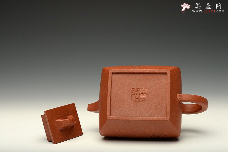 紫砂壶图片：线条挺拔 方圆相容 全手四方鼓腹 陆轶舟装饰   - 宜兴紫砂壶网