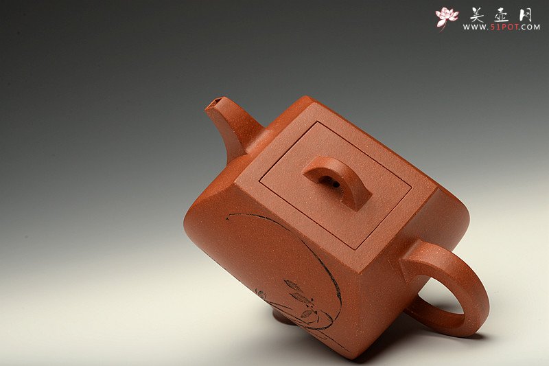 紫砂壶图片：线条挺拔 方圆相容 全手四方鼓腹 陆轶舟装饰   - 宜兴紫砂壶网