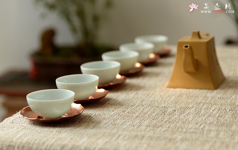 紫砂壶图片：美壶特惠一套 景德镇手工浅雕杯+福建手工制作莲花铜杯托~ **必备数量有限o(∩_∩)o  - 宜兴紫砂壶网