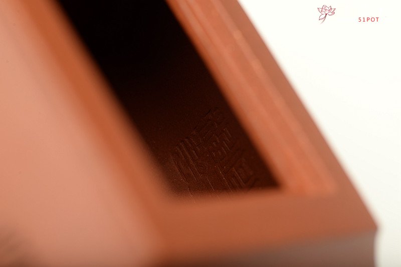 紫砂壶图片：线条挺拔 方圆相容 全手四方鼓腹 陆轶舟装饰   - 宜兴紫砂壶网