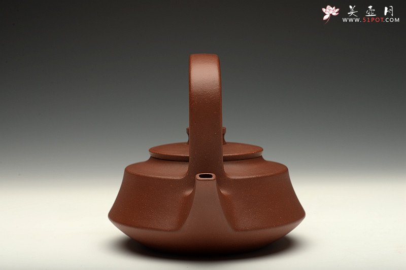 紫砂壶图片：潘小东甲午年新作 潜力派 全手玉带提梁 智行方圆 颇有难度 - 宜兴紫砂壶网