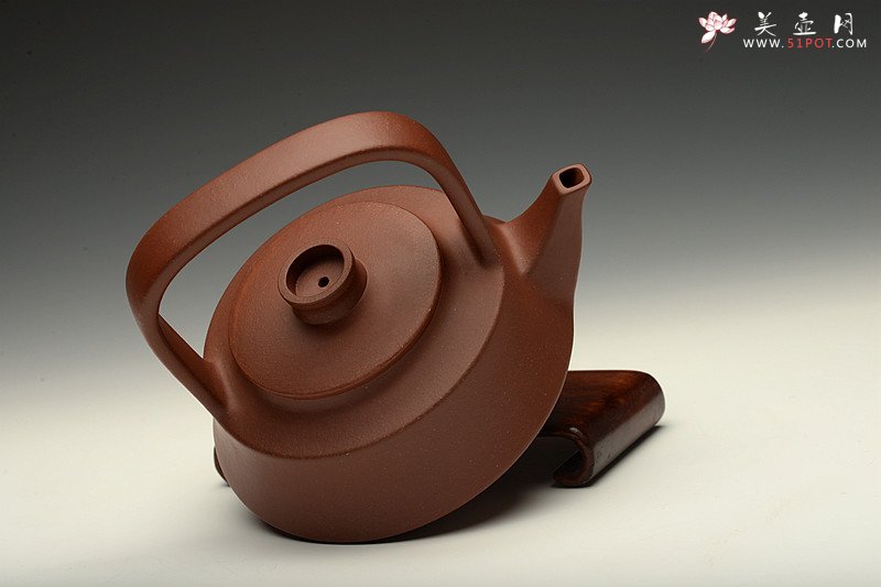 紫砂壶图片：潘小东甲午年新作 潜力派 全手玉带提梁 智行方圆 颇有难度 - 宜兴紫砂壶网