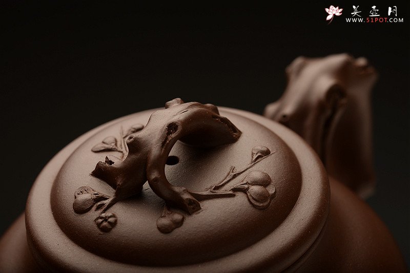 紫砂壶图片：经典传统 梅报春 气宇轩昂 贴叶精彩 - 宜兴紫砂壶网