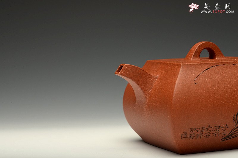 紫砂壶图片：线条挺拔 方圆相容 全手四方鼓腹 陆轶舟装饰   - 宜兴紫砂壶网