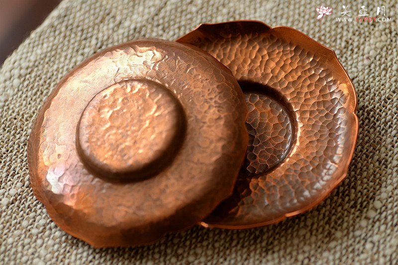 紫砂壶图片：美壶特惠一套 景德镇手工浅雕杯+福建手工制作莲花铜杯托~ **必备数量有限o(∩_∩)o  - 宜兴紫砂壶网