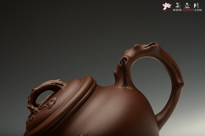 紫砂壶图片：经典传统 梅报春 气宇轩昂 贴叶精彩 - 宜兴紫砂壶网