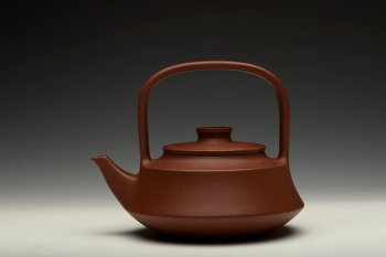 紫砂壶图片：潘小东甲午年新作 潜力派 全手玉带提梁 智行方圆 颇有难度 - 宜兴紫砂壶网