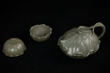 紫砂壶图片：紫砂臻品 荷叶微卷有清香之和合套壶 孙伟强张新亚合作 至美清廉 - 宜兴紫砂壶网