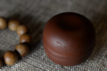 紫砂壶图片：设计 谭华斌老师装饰 做工精致 大口实用 用料纯正~  - 宜兴紫砂壶网