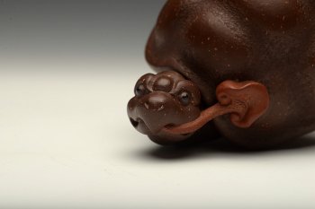 紫砂壶图片：寿龟送灵芝~ 寿上加寿o(∩_∩)o  憨态可掬 做工精致 用料讲究~ - 宜兴紫砂壶网