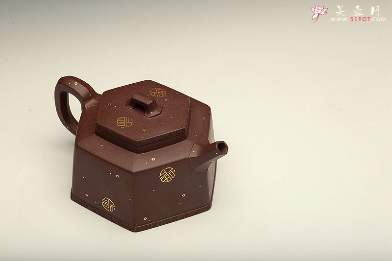 紫砂壶图片：何卫枫新作 稳重大气 精工 全手聚福六方 - 宜兴紫砂壶网