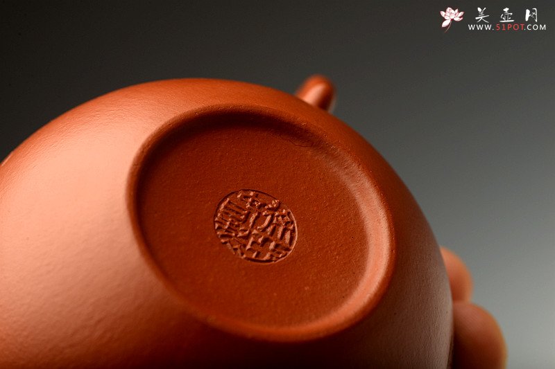 紫砂壶图片：俊秀飘逸 线条优美 摹古朱泥秋水 刀法精炼 - 宜兴紫砂壶网