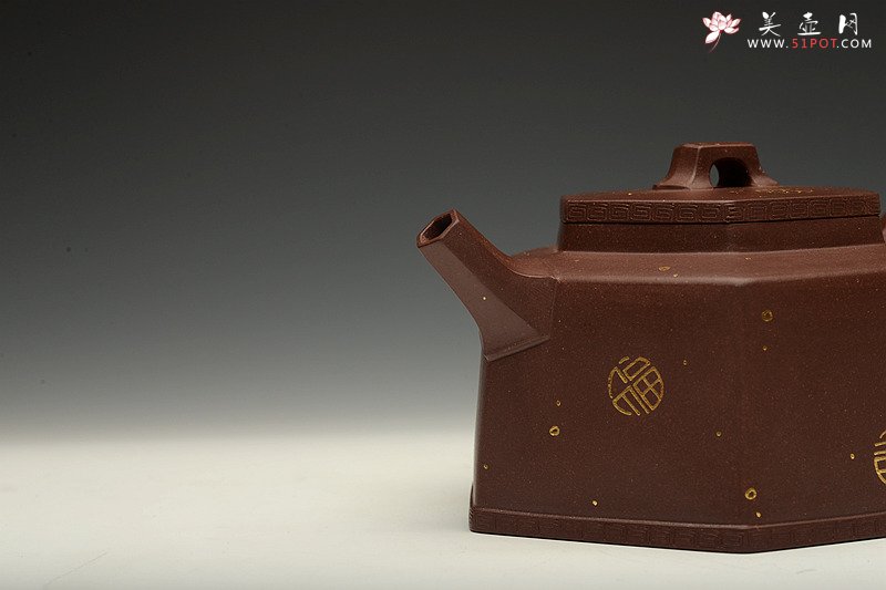 紫砂壶图片：何卫枫新作 稳重大气 精工 全手聚福六方 - 宜兴紫砂壶网