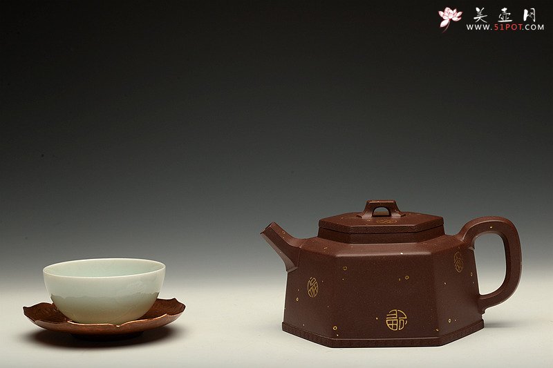 紫砂壶图片：何卫枫新作 稳重大气 精工 全手聚福六方 - 宜兴紫砂壶网