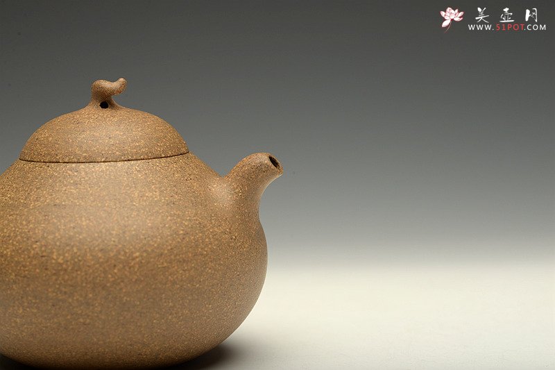 紫砂壶图片：于洪霞全手段泥小梨  仅此一件 小中见大 精气神到位 - 宜兴紫砂壶网