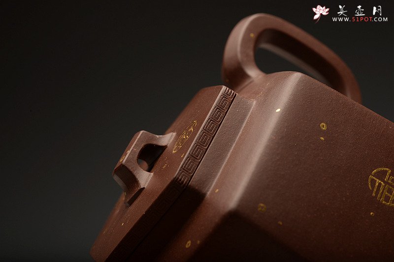 紫砂壶图片：何卫枫新作 稳重大气 精工 全手聚福六方 - 宜兴紫砂壶网