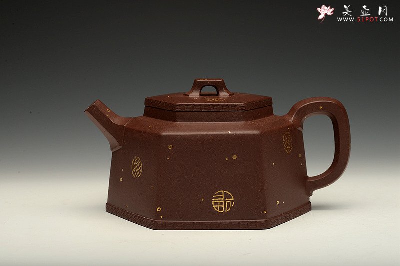 紫砂壶图片：何卫枫新作 稳重大气 精工 全手聚福六方 - 宜兴紫砂壶网