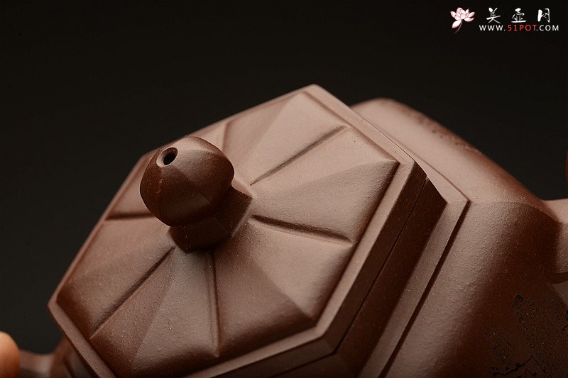 紫砂壶图片：助工袁德波装饰 通景山水  锦上添花 全手步步高登 - 宜兴紫砂壶网