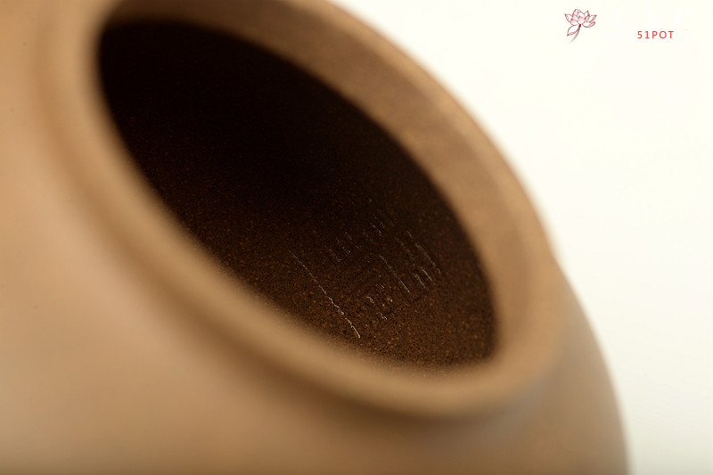 紫砂壶图片：独特韵味 古色古香 于洪霞新作 全手汉韵 饱满俊雅 - 宜兴紫砂壶网