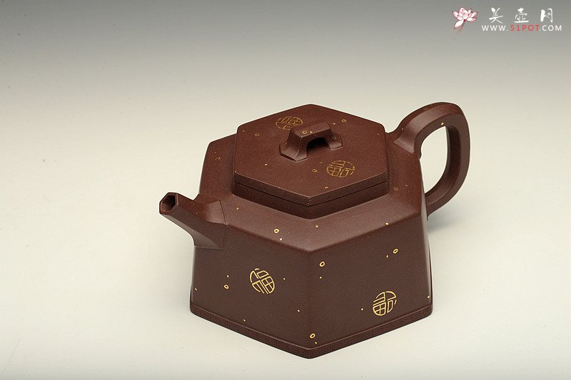 紫砂壶图片：何卫枫新作 稳重大气 精工 全手聚福六方 - 宜兴紫砂壶网