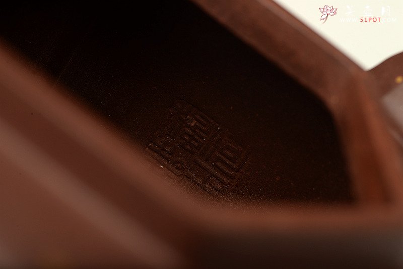 紫砂壶图片：何卫枫新作 稳重大气 精工 全手聚福六方 - 宜兴紫砂壶网