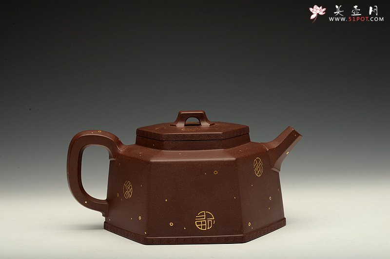 紫砂壶图片：何卫枫新作 稳重大气 精工 全手聚福六方 - 宜兴紫砂壶网