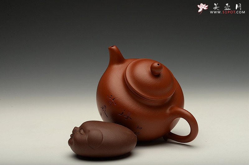 紫砂壶图片：俊秀飘逸 线条优美 摹古朱泥秋水 刀法精炼 - 宜兴紫砂壶网