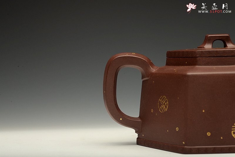 紫砂壶图片：何卫枫新作 稳重大气 精工 全手聚福六方 - 宜兴紫砂壶网