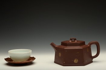 紫砂壶图片：何卫枫新作 稳重大气 精工 全手聚福六方 - 宜兴紫砂壶网