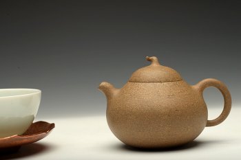 紫砂壶图片：于洪霞全手段泥小梨  仅此一件 小中见大 精气神到位 - 宜兴紫砂壶网