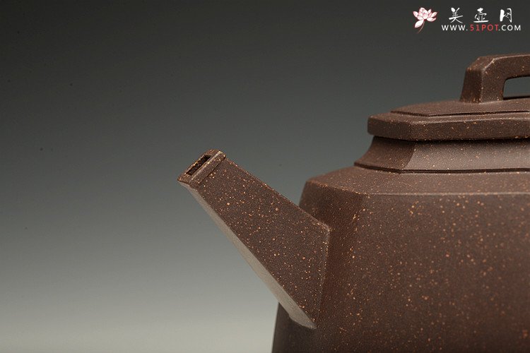 紫砂壶图片：马建鹏新作 工整厚重 线条挺拔  全手大八方 - 宜兴紫砂壶网