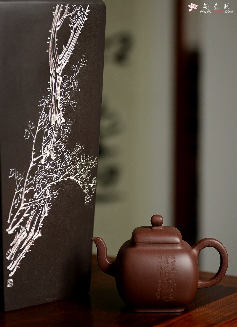 紫砂壶图片：何卫枫最新力作 高工陈宏林精心装饰 全手鸣远四方 端庄俊秀 - 宜兴紫砂壶网