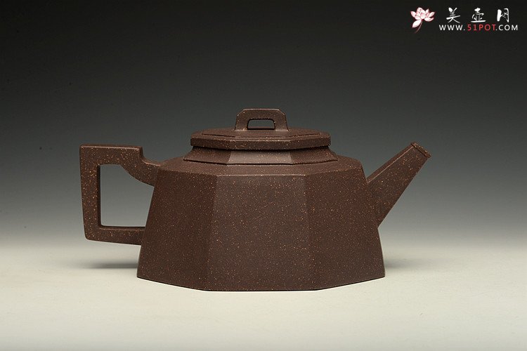 紫砂壶图片：马建鹏新作 工整厚重 线条挺拔  全手大八方 - 宜兴紫砂壶网