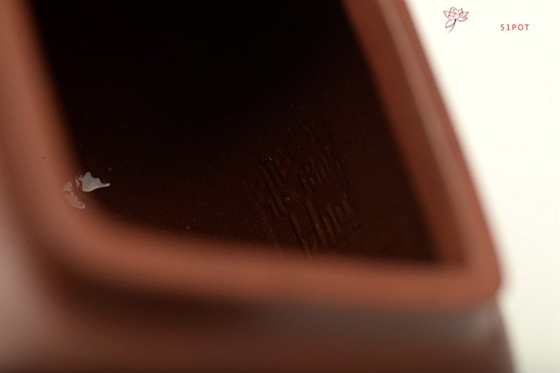 紫砂壶图片：何卫枫最新力作 高工陈宏林精心装饰 全手鸣远四方 端庄俊秀 - 宜兴紫砂壶网