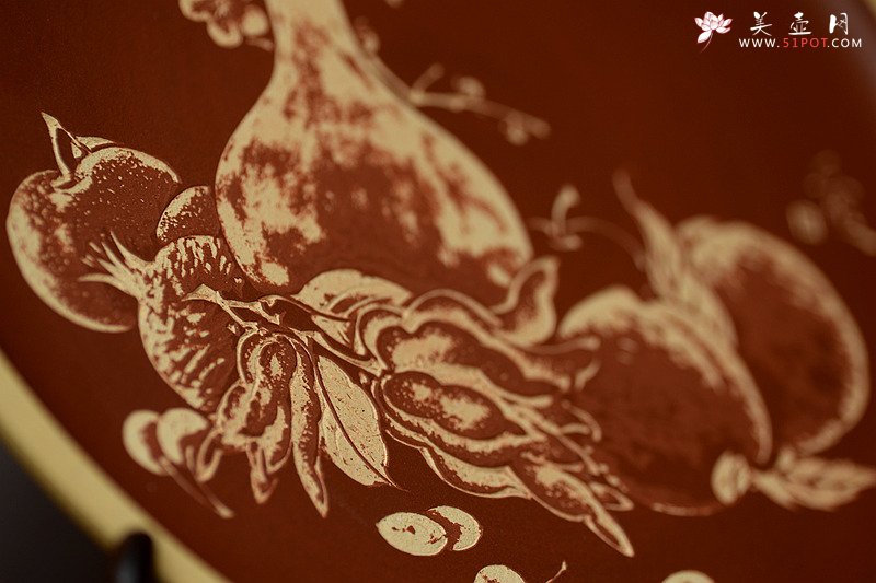 紫砂壶图片：陆逸舟精心装饰 清供挂盘 雅致书房 - 宜兴紫砂壶网