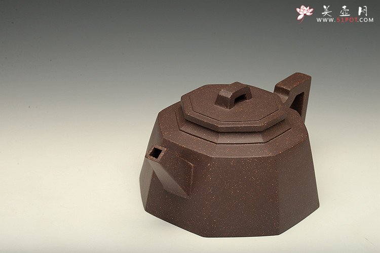 紫砂壶图片：马建鹏新作 工整厚重 线条挺拔  全手大八方 - 宜兴紫砂壶网