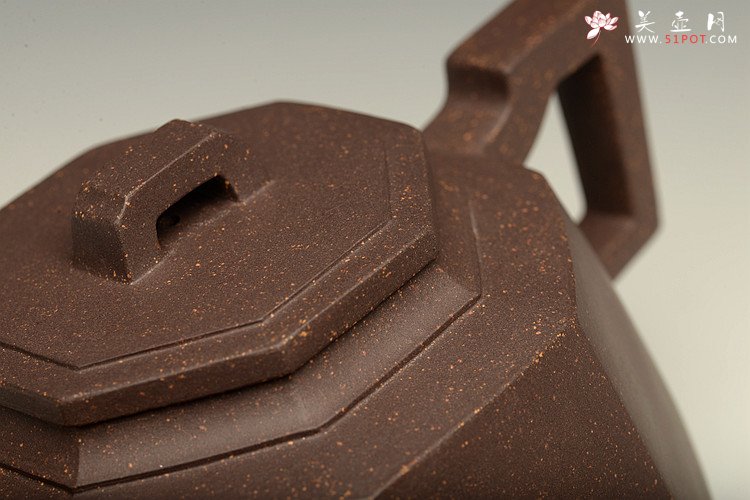 紫砂壶图片：马建鹏新作 工整厚重 线条挺拔  全手大八方 - 宜兴紫砂壶网