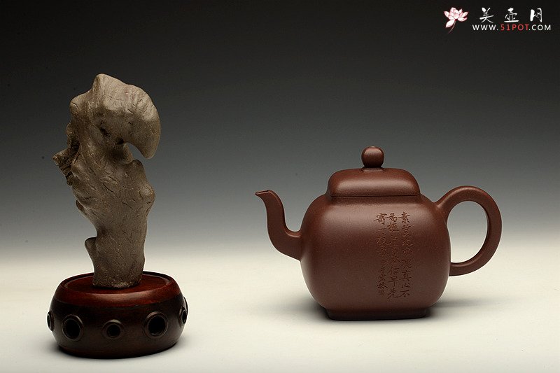 紫砂壶图片：何卫枫最新力作 高工陈宏林精心装饰 全手鸣远四方 端庄俊秀 - 宜兴紫砂壶网