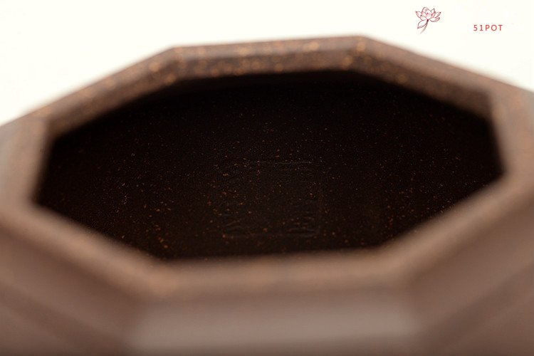 紫砂壶图片：马建鹏新作 工整厚重 线条挺拔  全手大八方 - 宜兴紫砂壶网