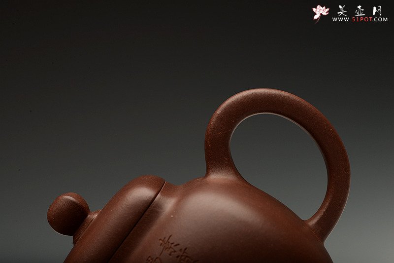 紫砂壶图片：何卫枫最新力作 高工陈宏林精心装饰 全手鸣远四方 端庄俊秀 - 宜兴紫砂壶网
