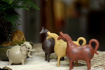 紫砂壶图片：马到吉象~ 施奇华特色文房茶宠 全手工 颇有玩味~ - 宜兴紫砂壶网