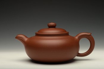 紫砂壶图片：精工实力派储俊伟代表作 厚雅飘逸  全手处处如意 - 宜兴紫砂壶网