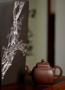 紫砂壶图片：何卫枫最新力作 高工陈宏林精心装饰 全手鸣远四方 端庄俊秀 - 宜兴紫砂壶网