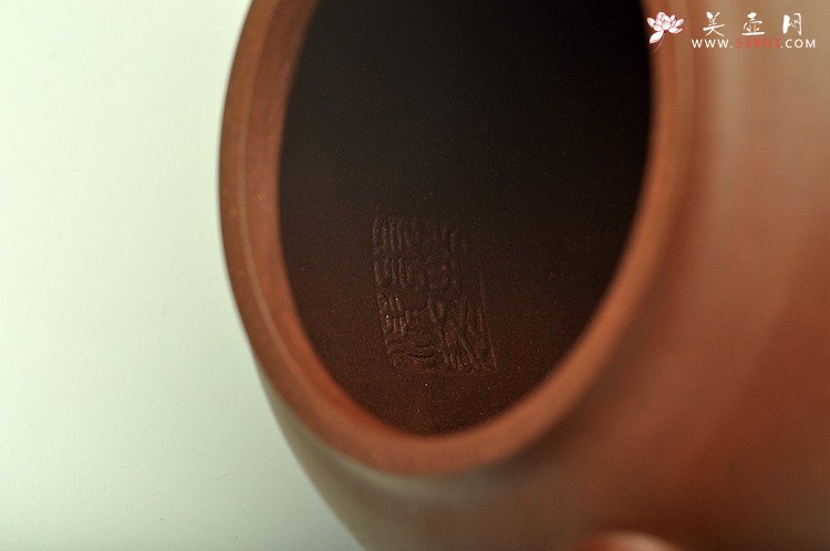 紫砂壶图片：造型简洁大方  刻绘生动逼真  全手明泉  - 宜兴紫砂壶网