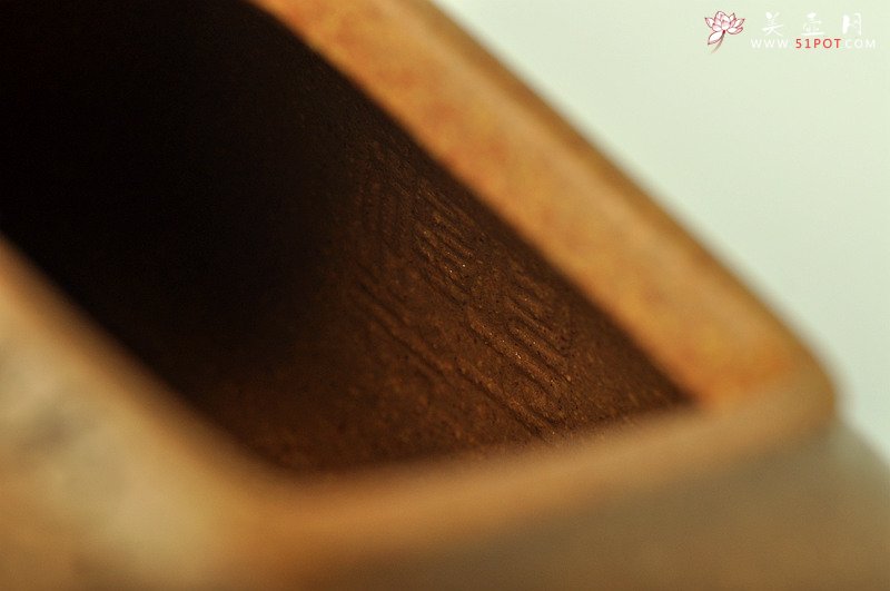 紫砂壶图片：老味纵横 2014全手工大赛一等奖袁德波装饰 全手孤棱 通转梅花 - 宜兴紫砂壶网