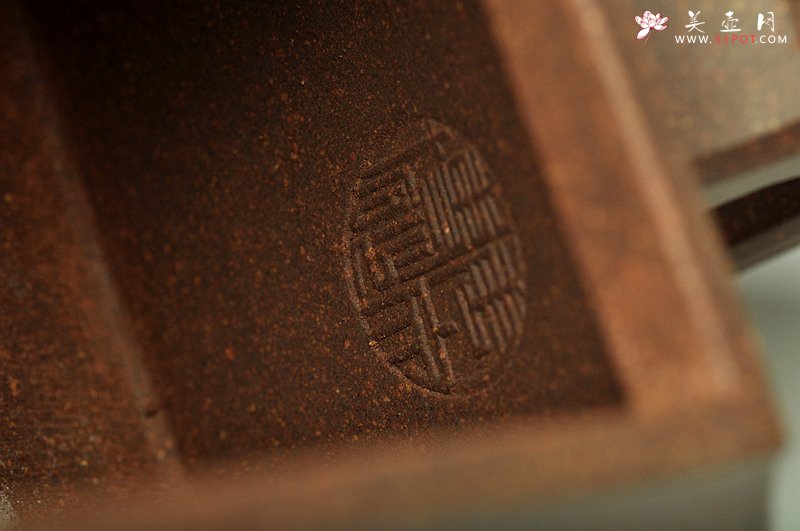 紫砂壶图片：厚重大气  全手琮鼎四方 - 宜兴紫砂壶网