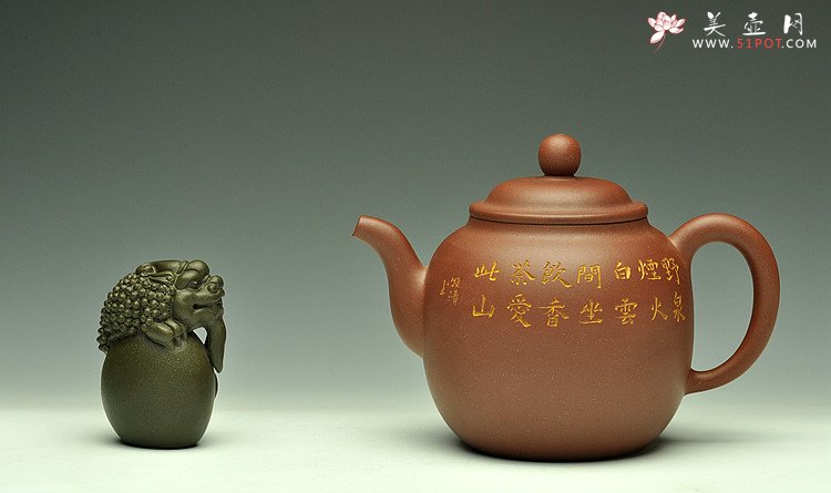 紫砂壶图片：造型简洁大方  刻绘生动逼真  全手明泉  - 宜兴紫砂壶网